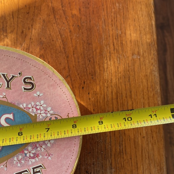 Reproduction Hershey’s Kisses Chocolate “A Rare Delicacy” oval pink storage box - Picture 5 of 7